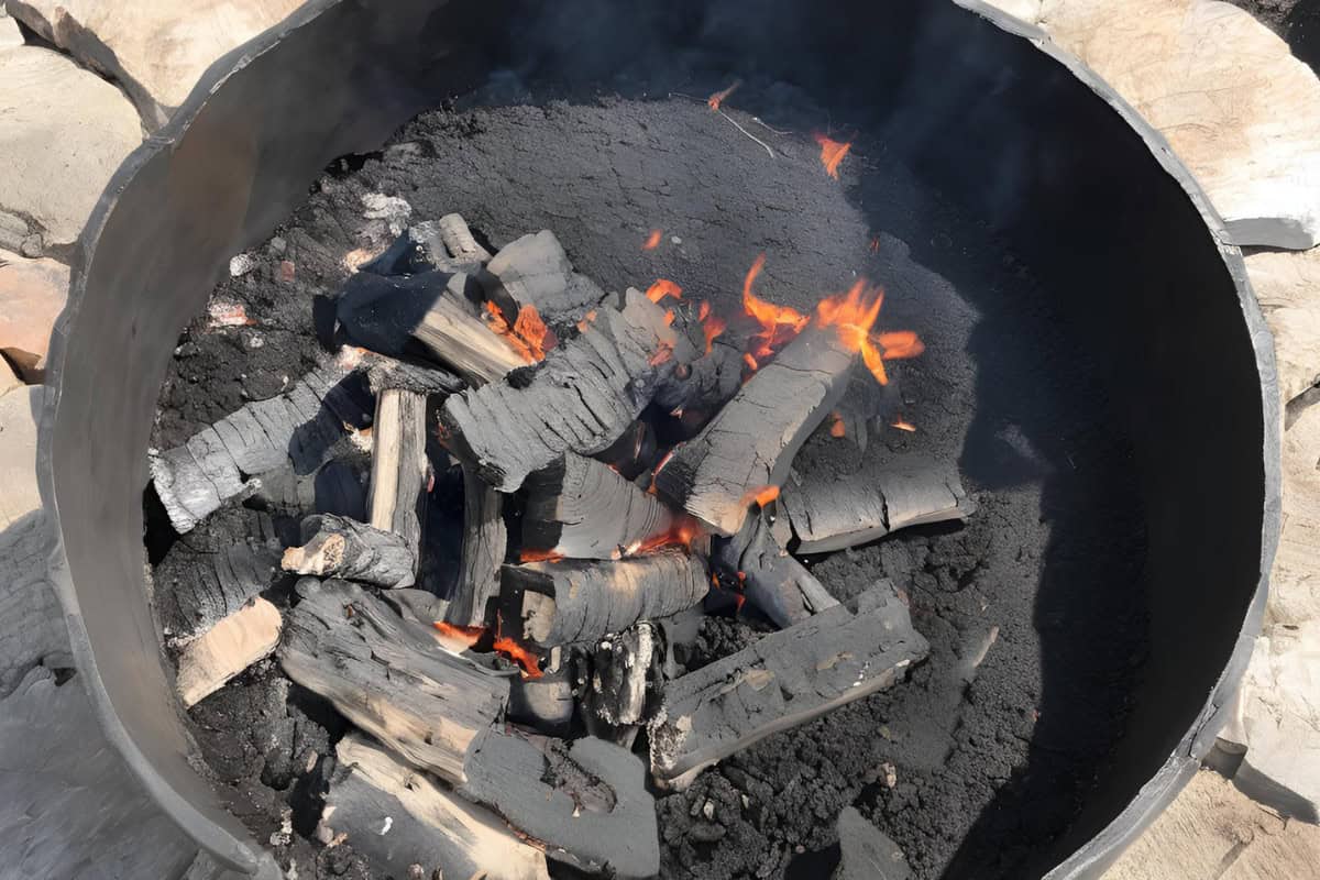 how-to-start-a-fire-pit-main Image of a fire pit burning out.