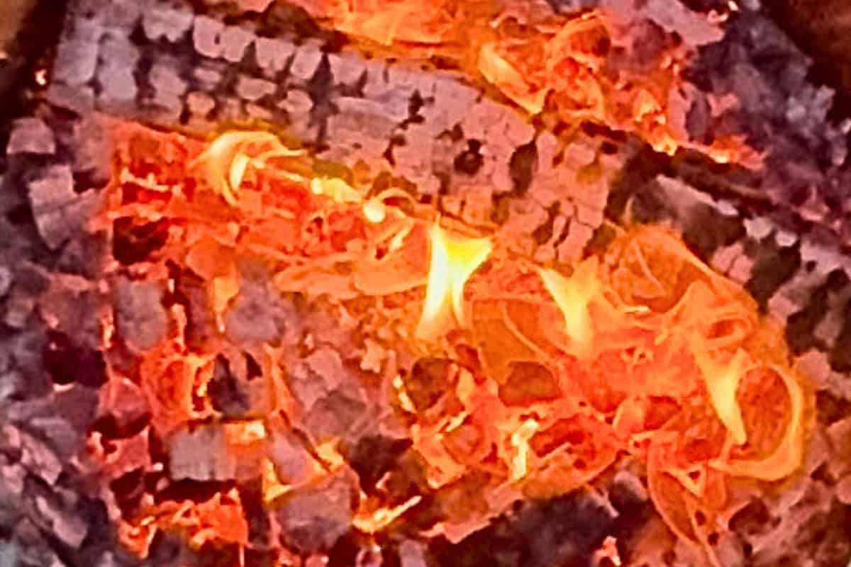 smokeless-fire-pit-advantages-drawbacks Image of a rd hot fire pit coal bed.