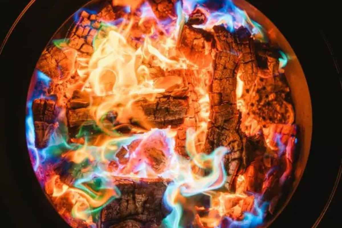 what-is-a-smokeless-fire-pit-main image of a burning smokeless fire pit viewed from above.