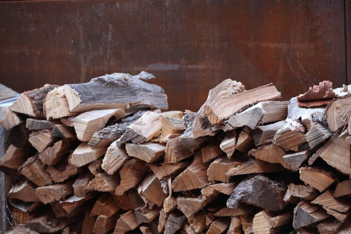 Image of freshly chopped oak.